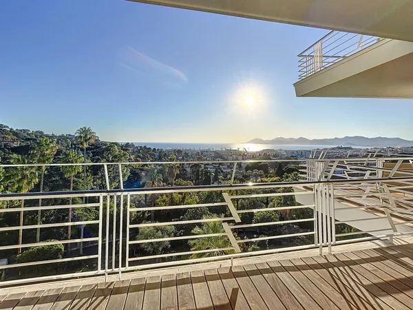 Cannes - Basse Californie - Isola-Bella. Elegant Appartement Avec Vue Panoramique