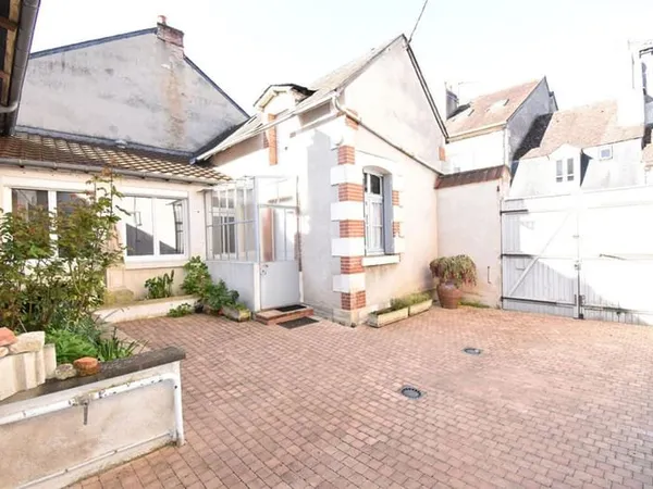 LA CHARITÉ-SUR-LOIRE : maison T12 (183 m²) à vendre