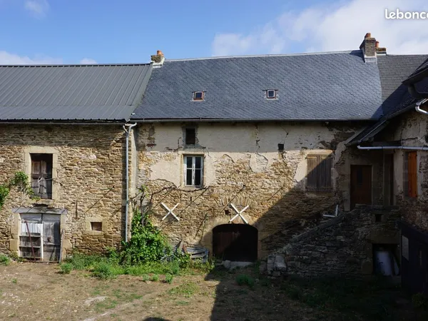Maison en pierre avec grange attenante, cour commune et terrain non attenant