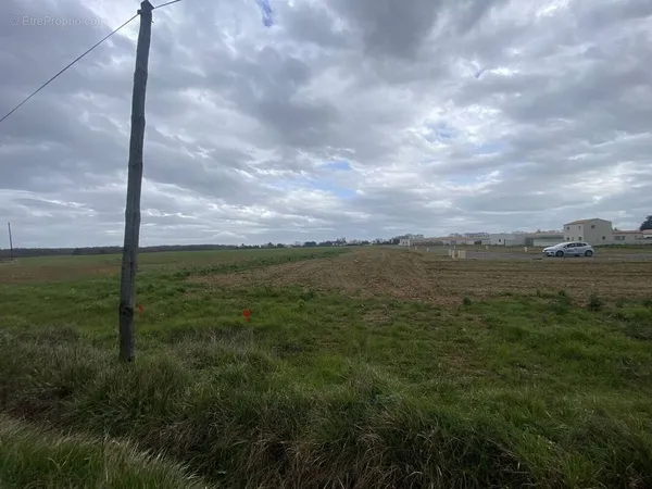 Terrain à bâtir de 327 m² à VILLEDOUX (17)