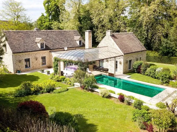 Barbizon, demeure de caractère avec piscine, au coeur d'un écrin de verdure, l'ensemble parfaitement