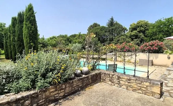 Propriété 220 m2 sur 2274m2 de terrain prés de Goudargues