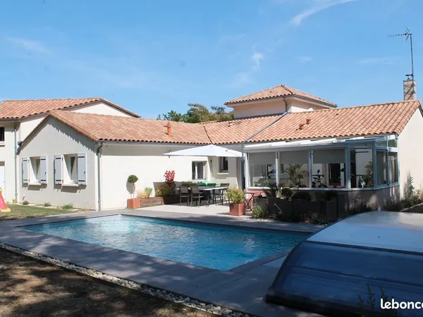 Maison 10 pièces 240 m²
