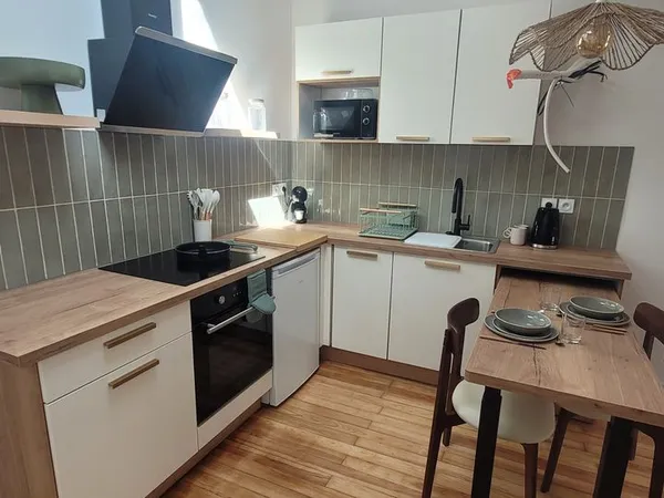 À LOUER - 35 m² - 2e et dernier étage - TRÈS LUMINEUX - ENTIÈREMENT RÉNOVÉ ET MEUBLÉ - FRONTON (3162