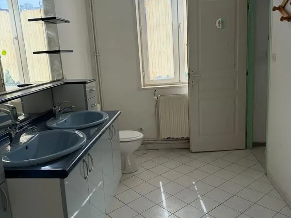 Maison à louer 3 ch + cour + 2 sdb + 2wc