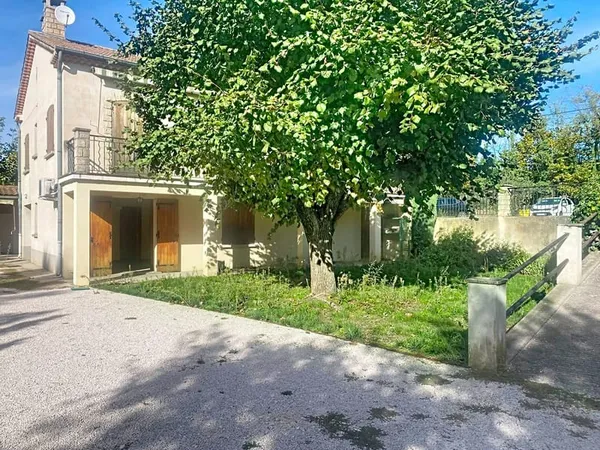 Appartement Montfavet proche du centre avec un beau jardin