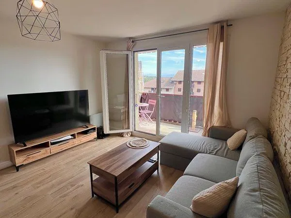 T2 entièrement rénové avec balcon et cave