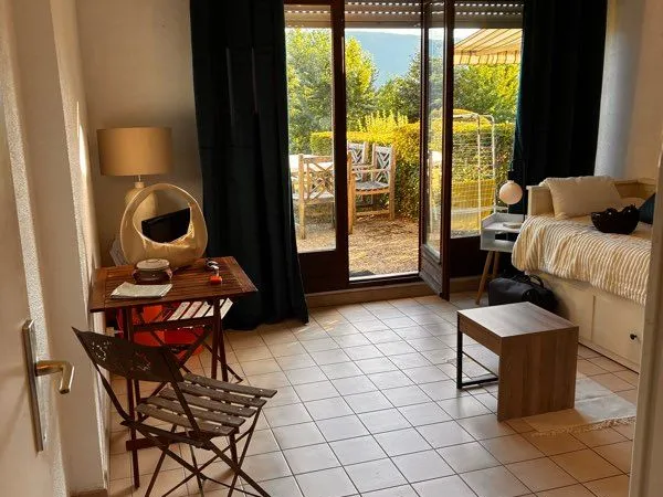 Joli studio meublé, vue lac