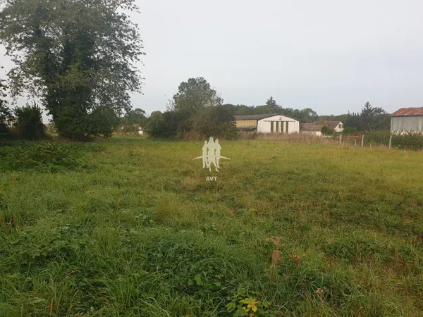 Terrain constructible 1160 m² à Villechauve