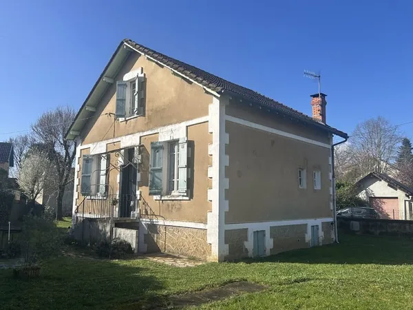 Belle maison de ville avec garage sur terrain d'environ 618m2