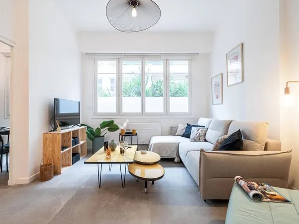 NICE CARRÉ DOR - GRAND STUDIO EN REZ-DE-CHAUSSÉE À VENDRE DE 57 M² - 2 COINS NUIT - RÉNOVÉ - PROCHE 
