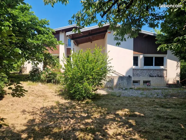 LA COTE-SAINT-ANDRE - Secteur recherché - Propriété de 130 m² habitables - 5.034 m² de terrain en pa