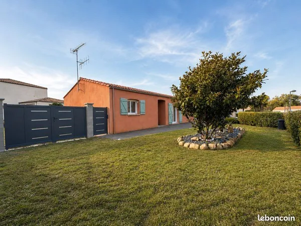 Maison de plain-pied rénovée avec piscine et grand garage - Belleville-sur-Vie