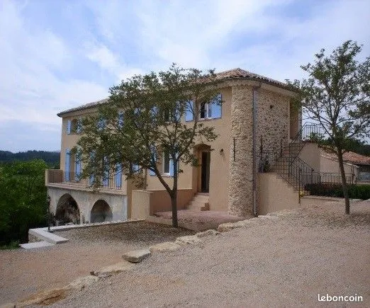 Appartement T4 de 87 m² dans maison de campagne à TOURVES