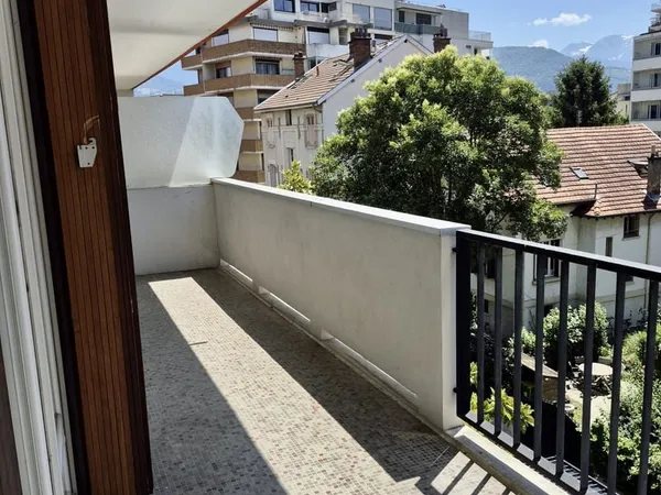 F1 AVEC BALCON TERRASSE