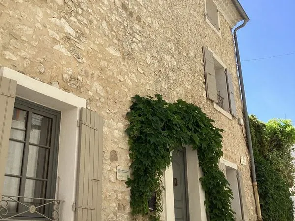 Maison provençale en pierres avec sa tour atypique, l'ensemble exploité en meublé de tourisme classé