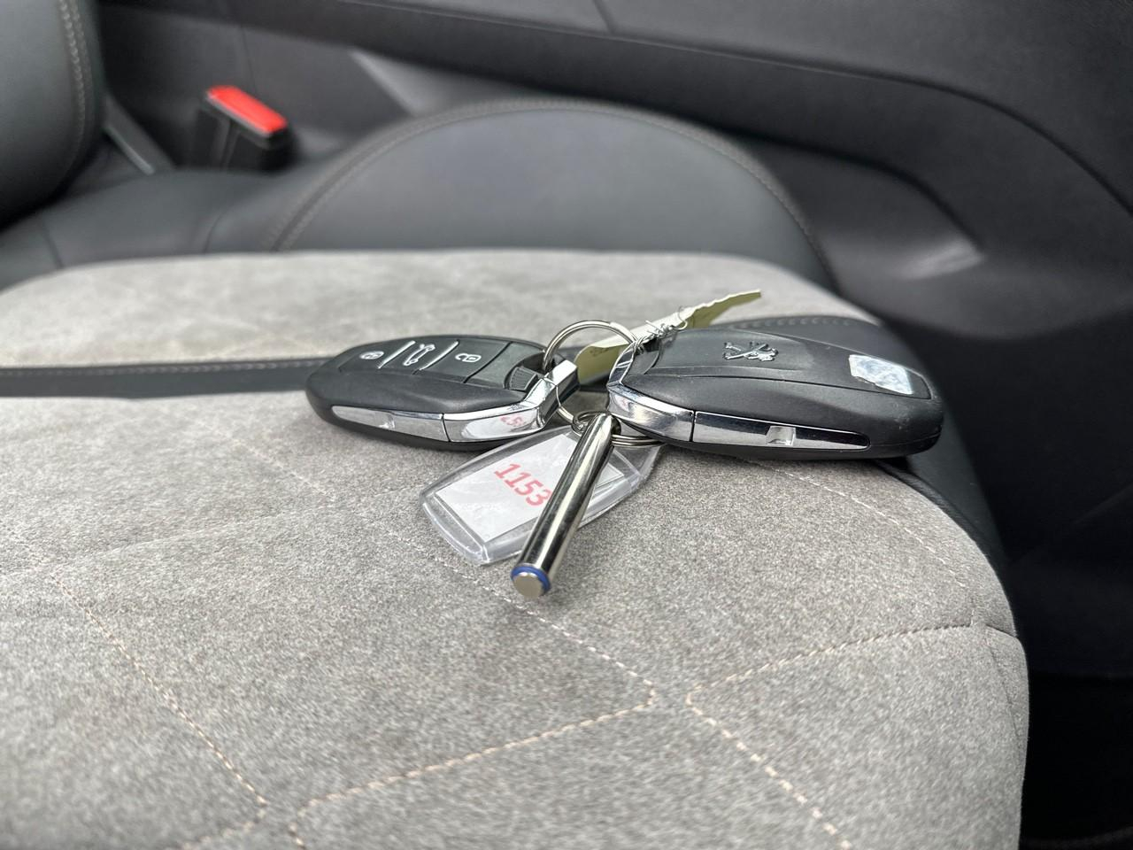 Peugeot 3008 hybrid4 300 e-eat8 gt — photo 37
