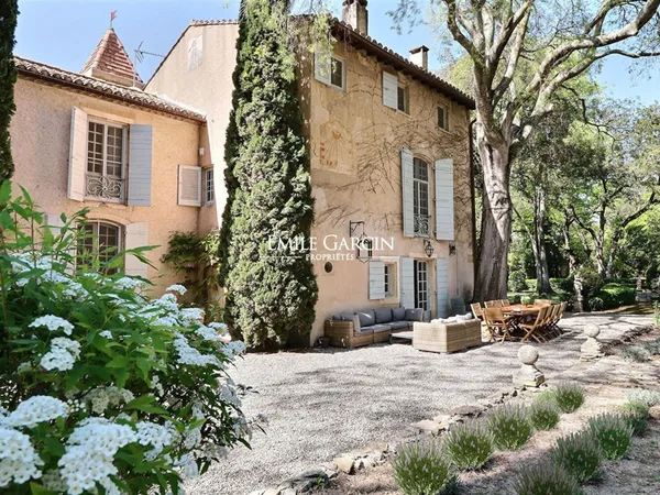 Location saisonnière aux pieds des Alpilles, La Bastide Noble - Tennis - Piscine chauffée - Gardiens