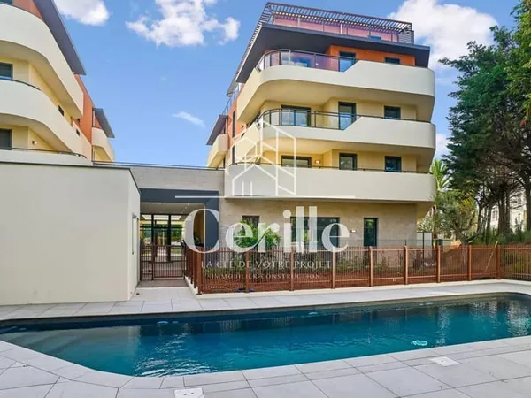 **ANTIBES - APPARTEMENT T4 AVEC VUE MER ET TERRASSE ENTOURANTE**