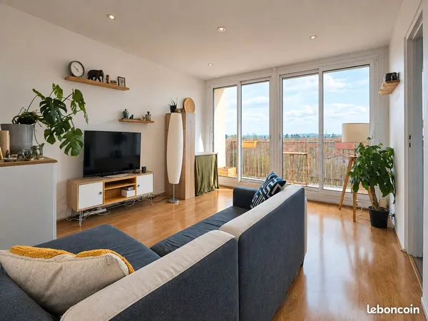 T3 RÉNOVÉ à BRON : Calme et lumineux, dernier étage, balcon avec vue sur espace verts, parking et ca