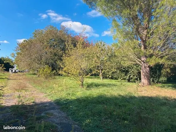Terrain à bâtir 550 m² entièrement viabilisé dans le centre de Sorigny Libre de constructeur