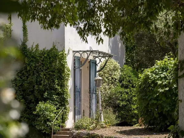 À l'intérieur d'un cadre résidentiel discret et exceptionnellement préservé, propriété rare offrant 
