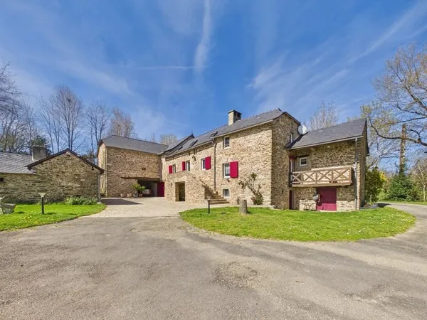 Domaine équestre à la Salvetat Peyrales sans voisins mais à 1 km des commerces