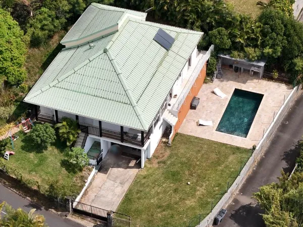 Maison familiale avec piscine et fort potentiel.