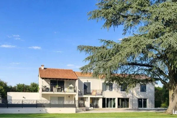 Montélimar - Villa rénovée de 260 m² avec piscine, appartement indépendant et deux grands garages