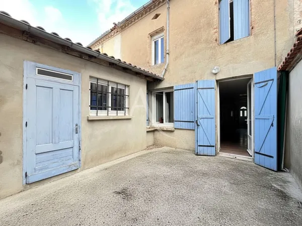 Maison de village en plein centre ville avec cour extérieur et jardin !