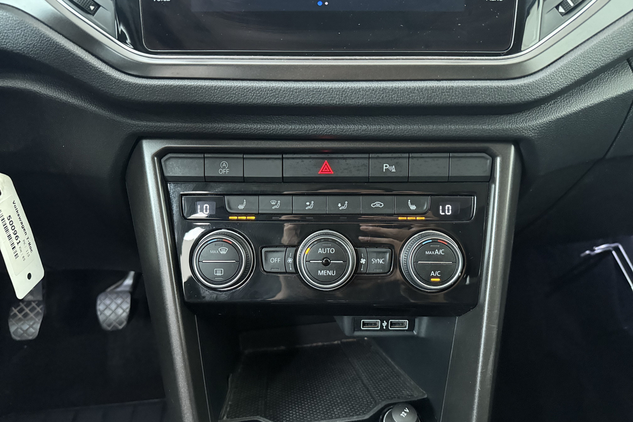 Volkswagen T-Roc — photo 17