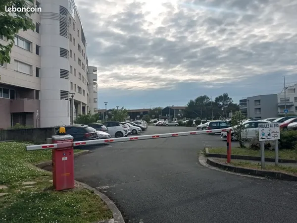 A loué place de parking