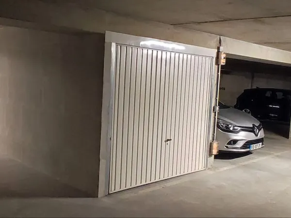 Box fermé dans residence sécurisée
