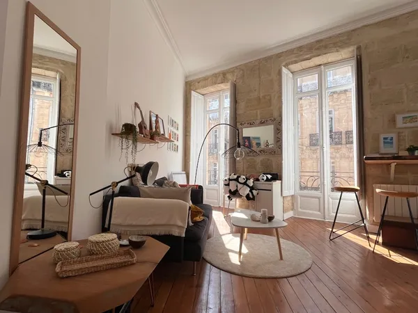 Loue charmant locatif meublé place du palais, 32 m², Bordeaux, rare