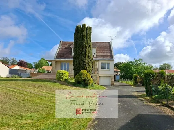 A VENDRE en exclusivité aux Herbiers, Maison de 140 m2 avec 4 Chambres et 1 bureau sur un terrain de