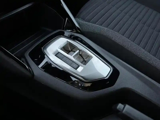 Peugeot 2008 1.2 puretech 130ch s&amp;s style eat8 — photo 13