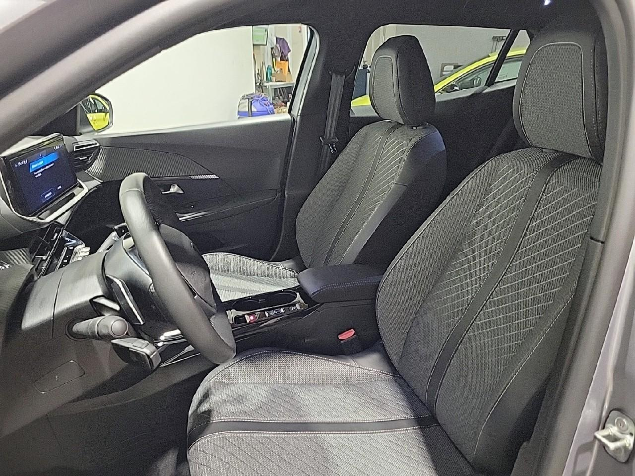 Peugeot 2008 hybrid 145 e-dcs6 allure — photo 10