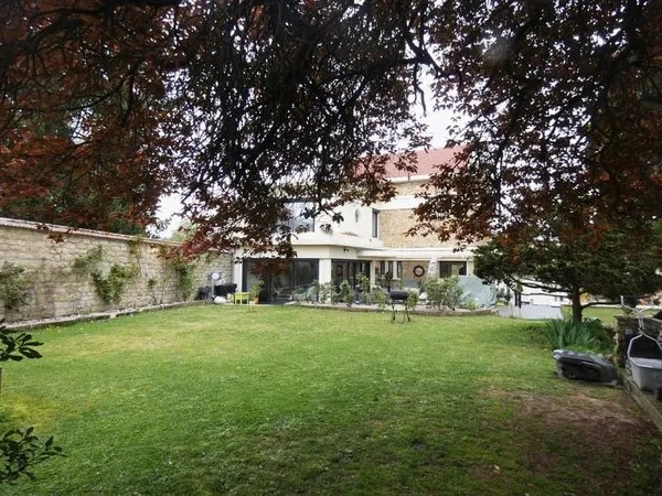 Maison 9 pièces, 5 chambres, terrain 1140 m2, garage...