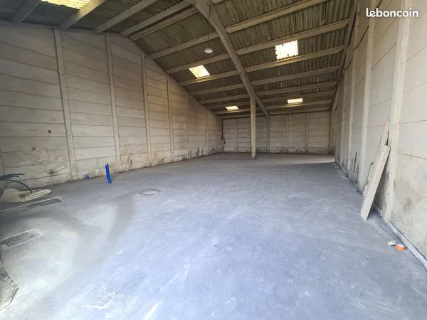 HANGAR A LOUER 215 m² SITE TÉLÉSURVEILLÉ