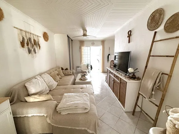 Hyères Ouest, T3 avec cour en maison de ville, très belle rénovation !