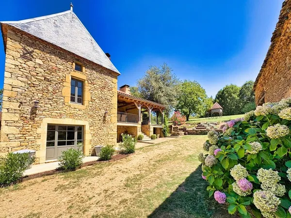 À 30 km au sud de Sarlat - Propriété de charme rénovée sur plus de 4 hectares avec dépendances