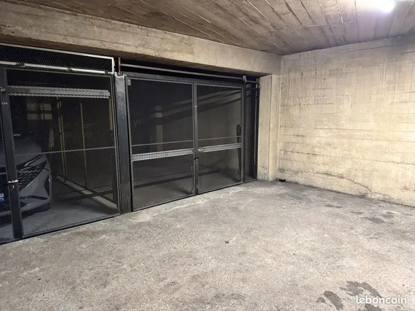 Grand box de 45 m² environ à louer dans le 6ème arrondissement de Paris