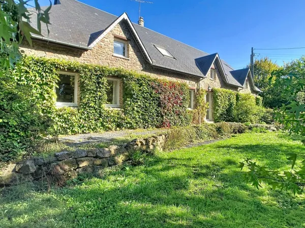 Maison en pierre rénovée de 240 m² avec 5 chambres dans un environnement naturel à Cerisy-la-Salle