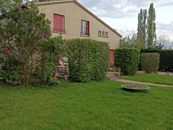 Chambre en colocation dans une grande maison avec espace vert