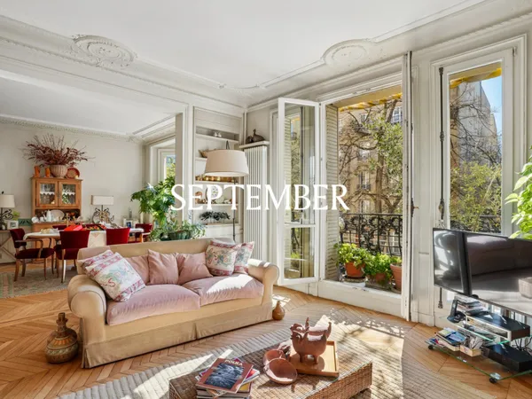 Paris 7e - Suffren - Haussmannien - 3 chambres - Balcon - Lumine
