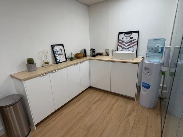 Bureaux 98 m² refaits — vendus libres hyper centre