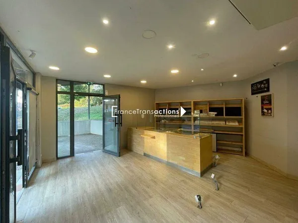 Local commercial 157 m²