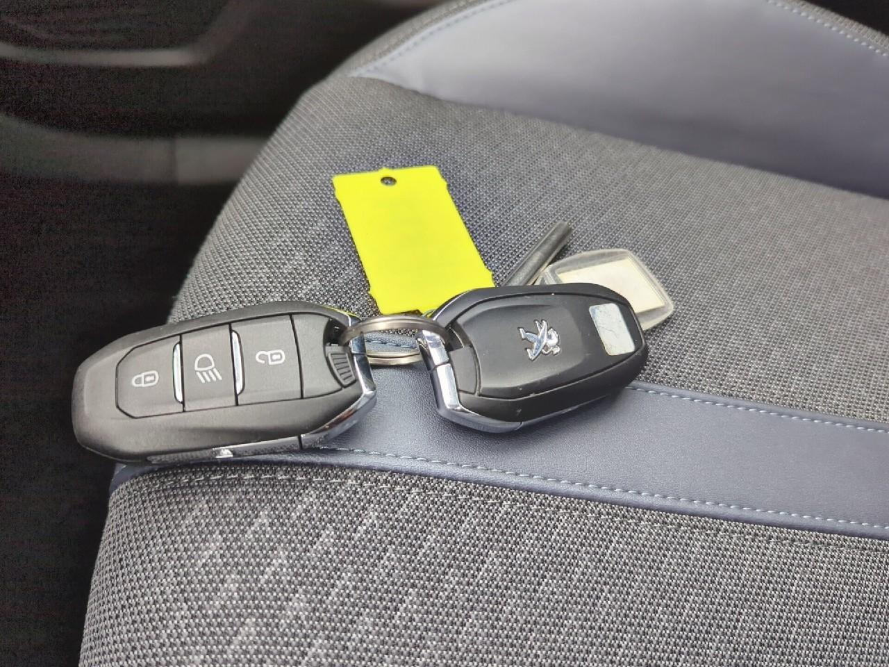 Peugeot 2008 puretech 100 s&s bvm6 allure — photo 29