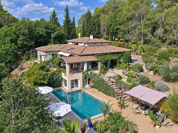 Tourrettes - Villa 220 m² avec piscine, studio indépendant et terrain de 5 840 m²
