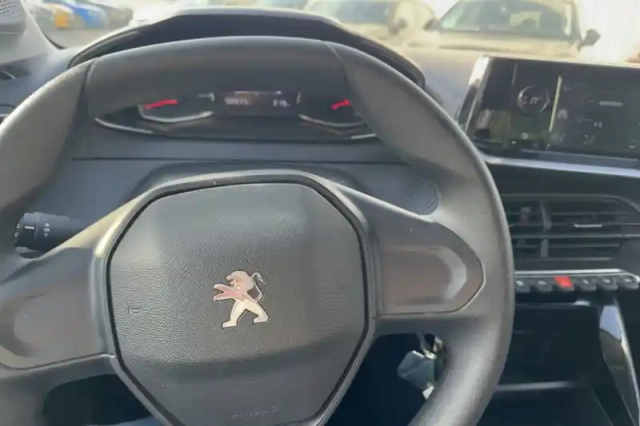 Peugeot 208 puretech 75 s&amp;s bvm5 — photo 14
